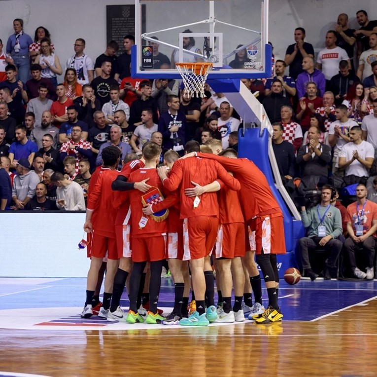 Hrvatski navijači skandirali "Za dom spremni" na utakmici s Francuskom u Zadru