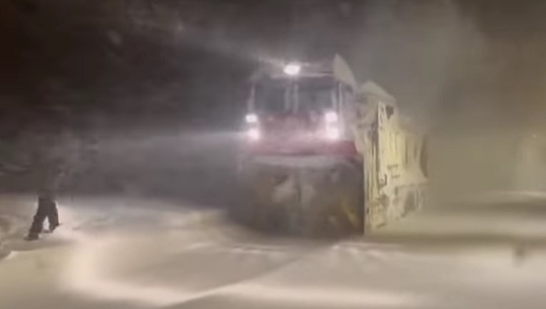 VIDEO Pogledajte kako vlak čisti prugu kod Gračaca
