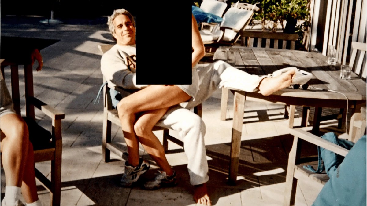 U porukama iz 2018. stoji da je Epstein platio 5000 dolara za "pametnu djevojku"