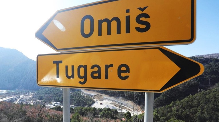 Državna cesta kod Omiša zatvara se svaki dan na pola sata