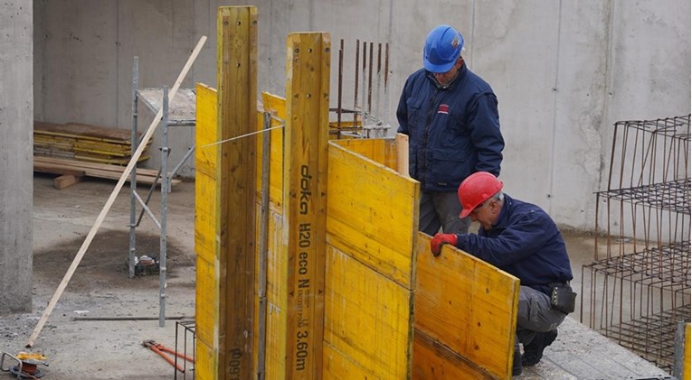 Poslodavci u BiH mogu isplatiti neoporezivih 1250 eura pomoći radnicima