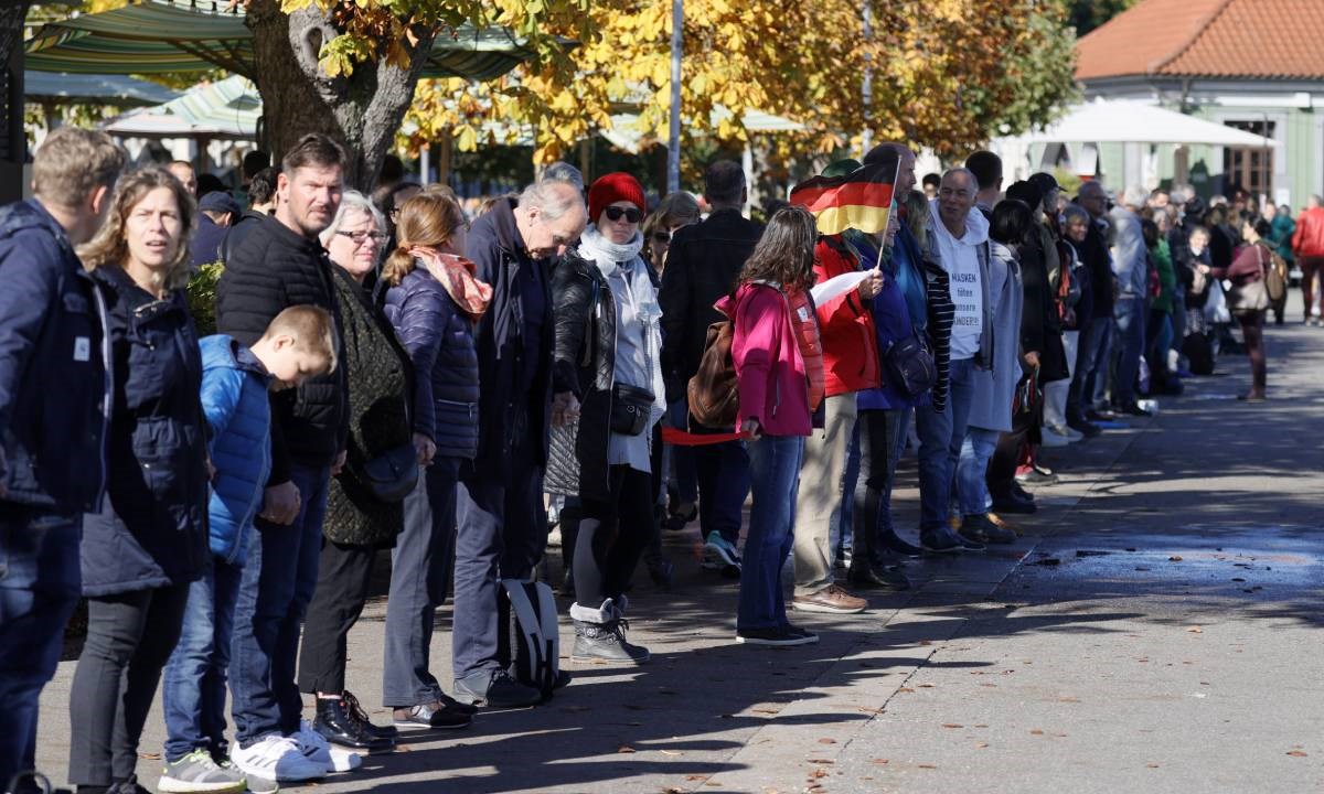 Prosvjednici formirali lanac na njemačko-švicarskoj granici, protive se mjerama