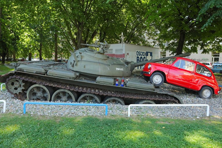 Prije 31 godine crveni fićo stao je ispred agresorskog tenka. Postao je simbol otpora
