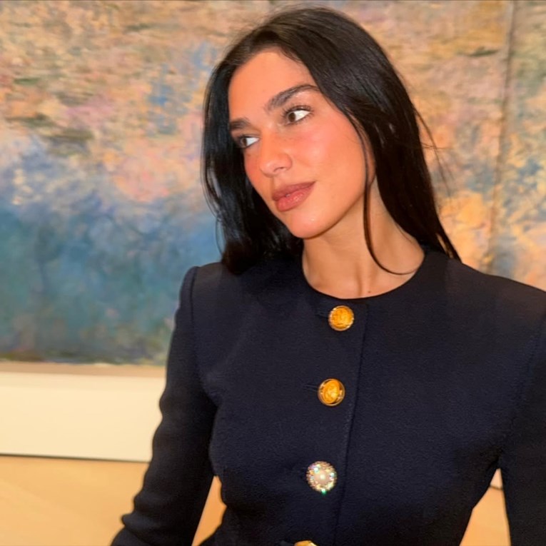 Dua Lipa isfurala najhrabriji jesenski look: Sako i ništa ispod
