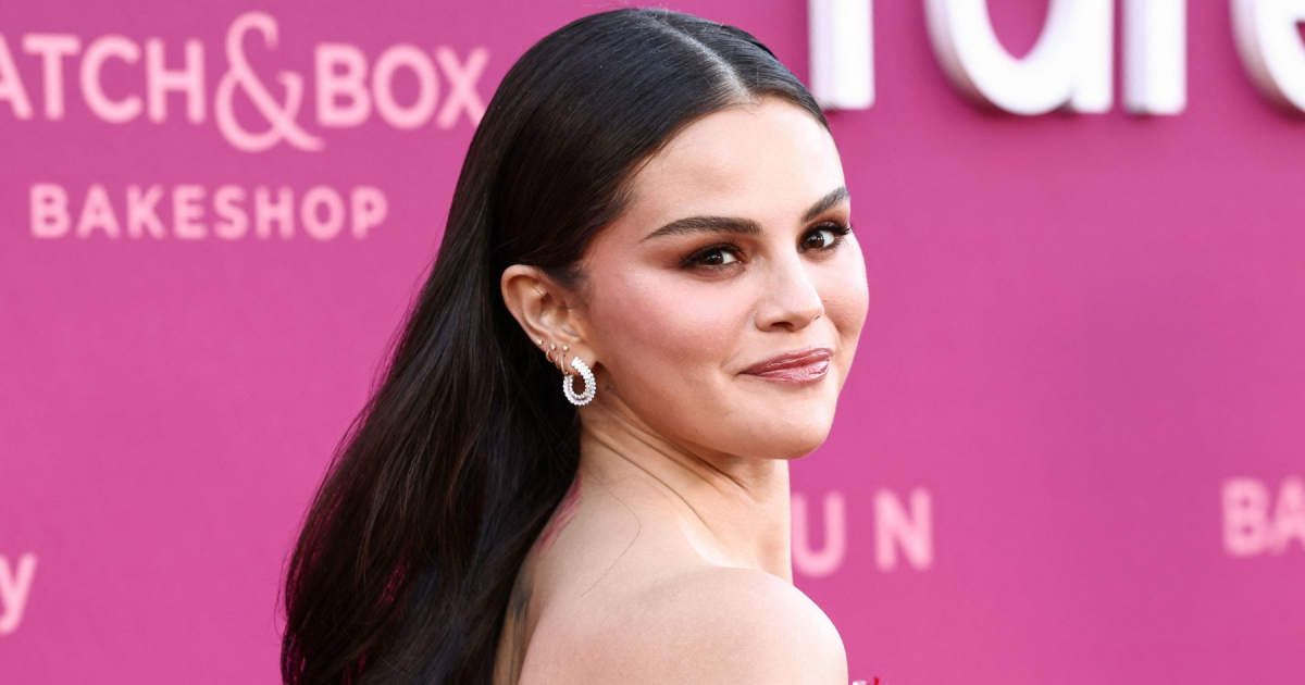 Selena Gomez zapanjila u crvenoj haljini pa zapjevala hit bivšeg dečka