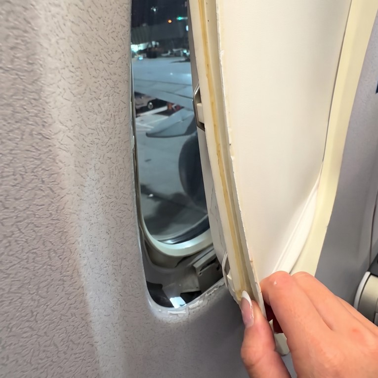 Putnica snimila prozor u avionu, prizor zgrozio milijune