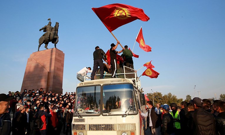 Uslijed prosvjeda zbog izbora predsjednik parlamenta Kirgistana odstupio s dužnosti