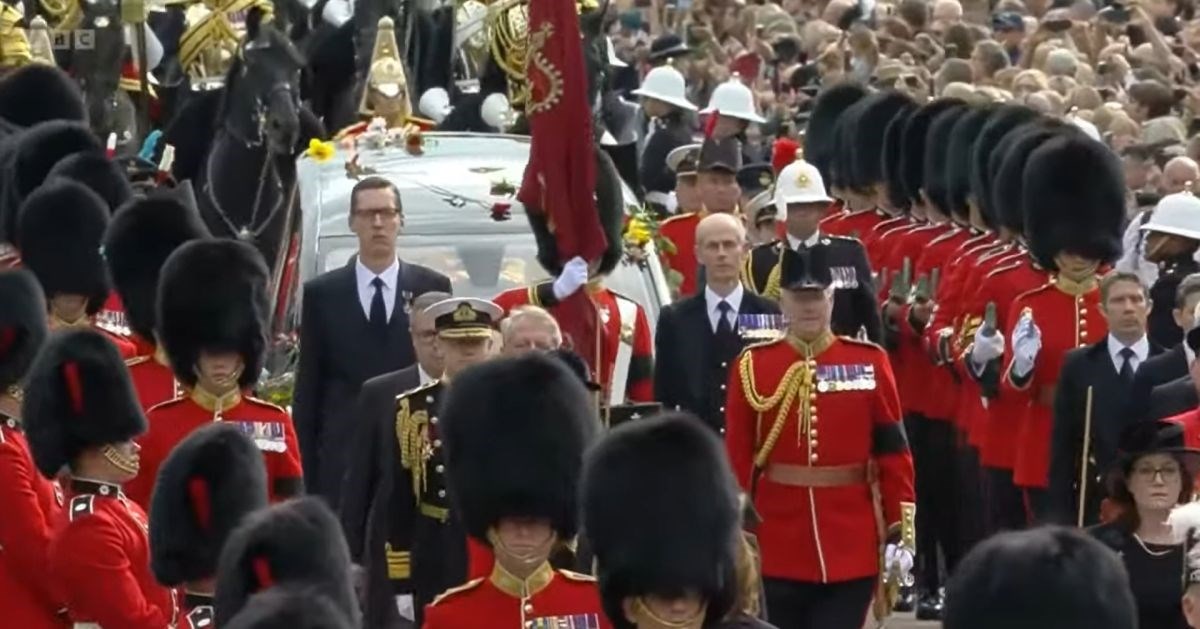 Tko je muškarac koji je hodao na vrhu kraljevske procesije?