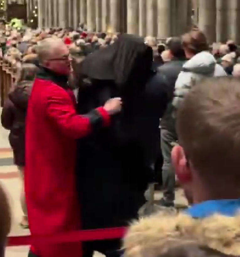 VIDEO Maskirani muškarac plesom prekinuo misu u katedrali u Kölnu