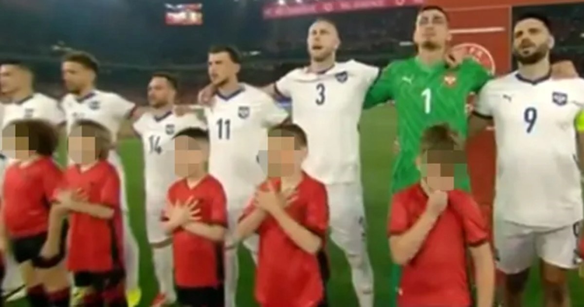 VIDEO Albanska djeca pokazivala orla dok su stajala ispred igrača Srbije