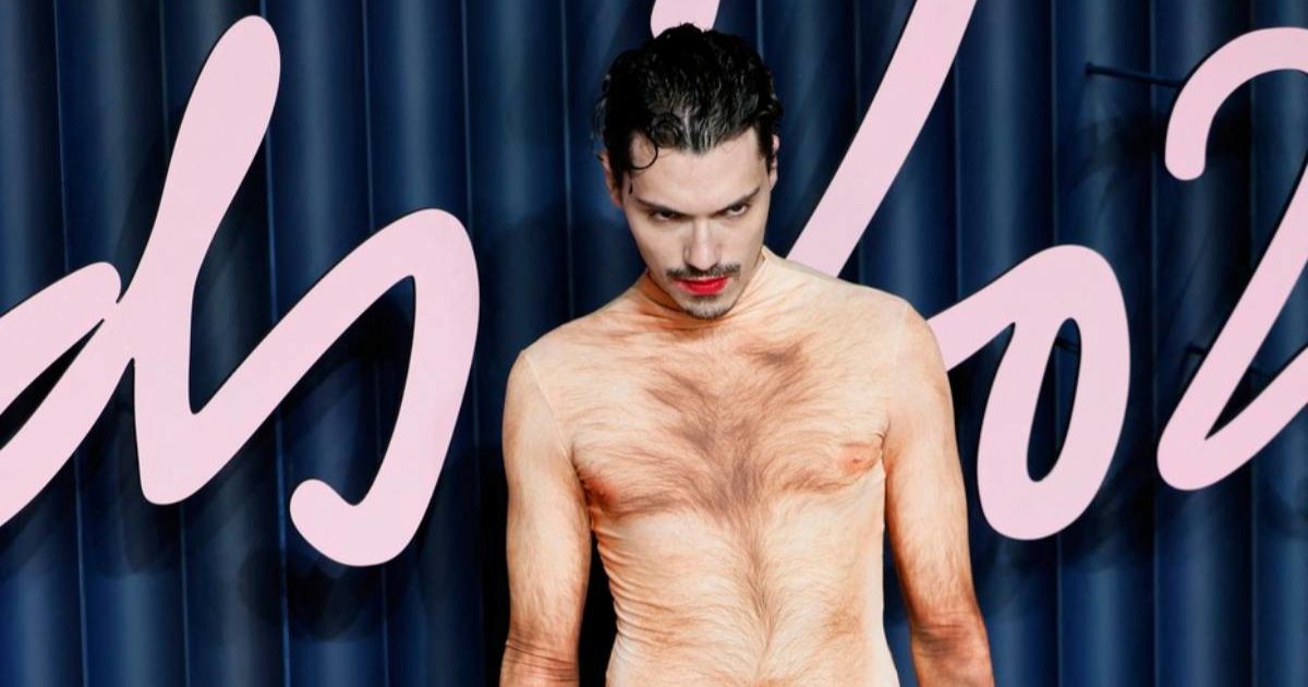 (18+) Influencer se na crvenom tepihu pojavio u "golom" bodiju, neki su zgroženi