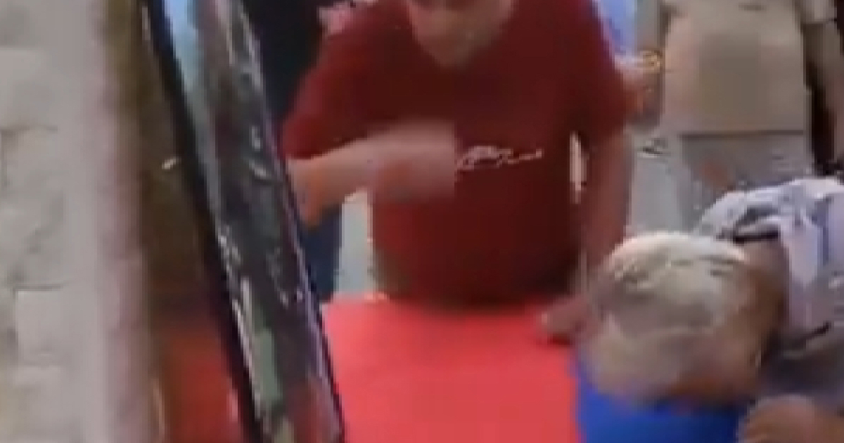 Tisuće slavile Mladića u BiH, ljubili zastavu Srbije i dirali sliku s njegovim likom