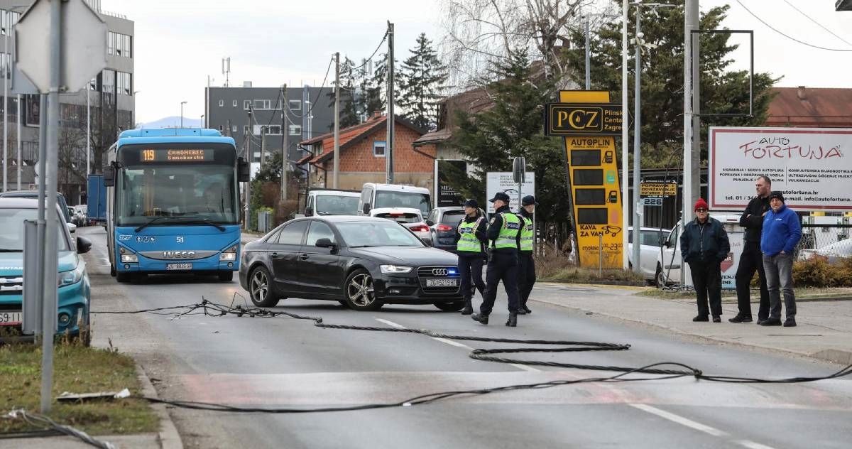 VIDEO Vlak u Zagrebu zahvatio električne kabele, pali su na kuću. Prekinut promet
