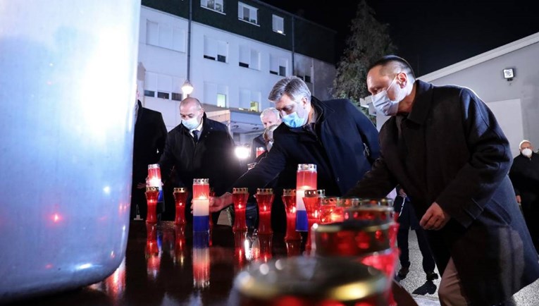 Upaljene svijeće kod vukovarske bolnice, Plenković zahvalio svim braniteljima