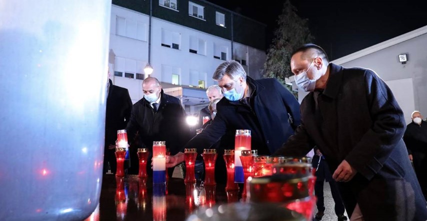 Upaljene svijeće kod vukovarske bolnice, Plenković zahvalio svim braniteljima