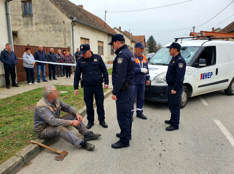 U Borovu 78-godišnjak sjekirom napao radnika, razbio mu auto. Zatvorili ga