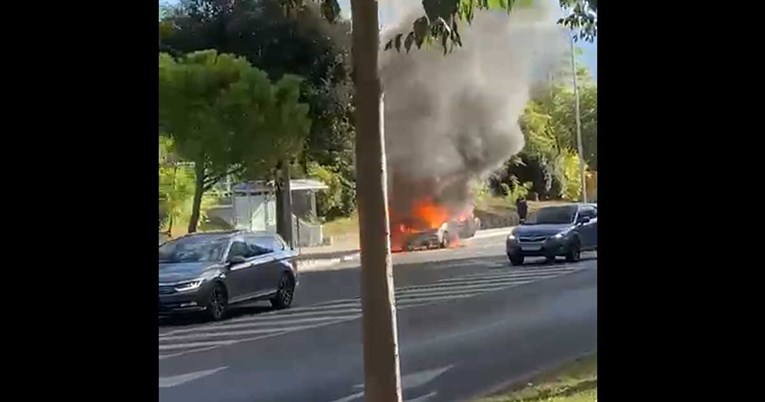 U Splitu se u vožnji zapalio auto, potpuno je izgorio