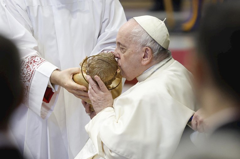 Papa Franjo: Predajemo voljenog Benedikta XVI. Svetoj Majci
