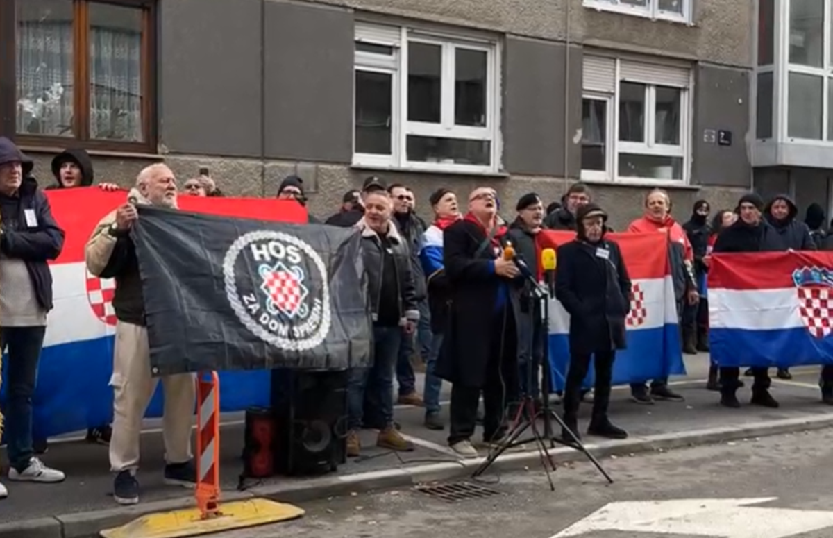 UŽIVO Desničari došli pred Tomaševićev stan, pjevaju Thompsona. Policija digla dron