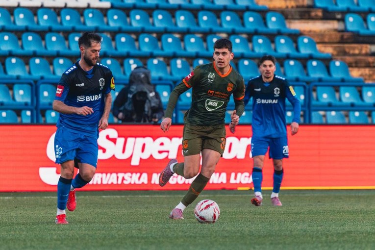 Zabio je 367 golova u mlađim kategorijama. Sada je najmlađi debitant sezone u SHNL-u