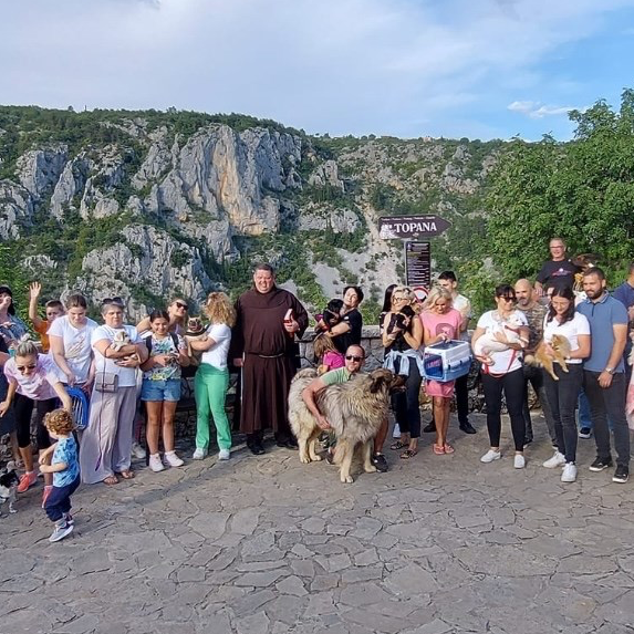 Na Modrom jezeru održan blagoslov ljubimaca: Došli su psi, mace, kunići i kornjače