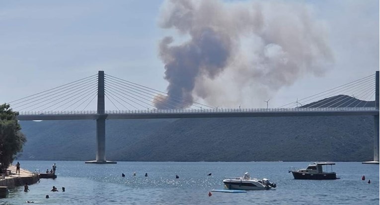 Veliki požar na Pelješcu stavljen pod kontrolu. "Nema otvorene vatre"