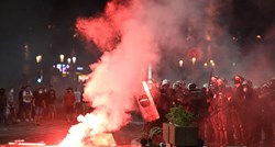 Puno ozlijeđenih u Srbiji, zapaljena vozila. Policija prosvjednike nazvala huliganima
