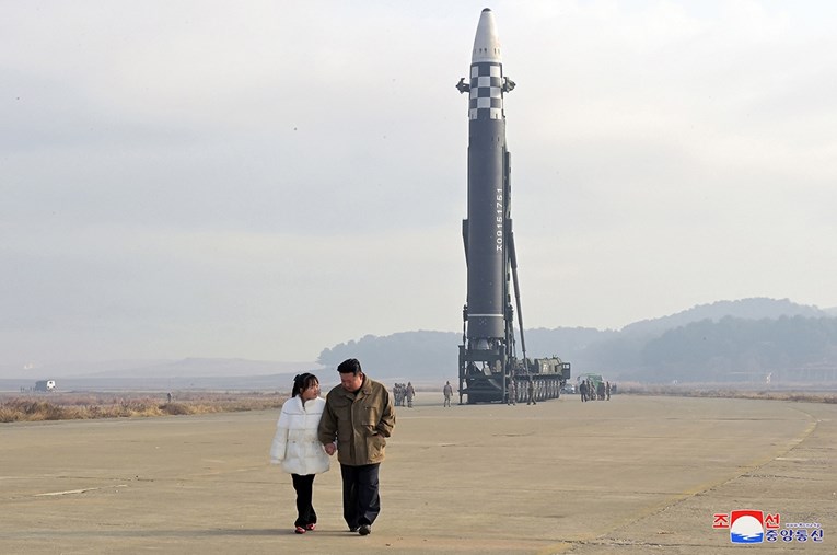 Kim Jong-un poveo kćer na lansiranje projektila, nitko ne zna zašto