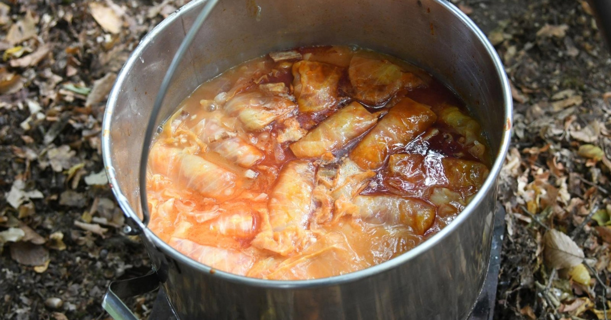 FOTO Na jezeru u Garešnici kuhala se sarma, na kraju su je svi mogli probati