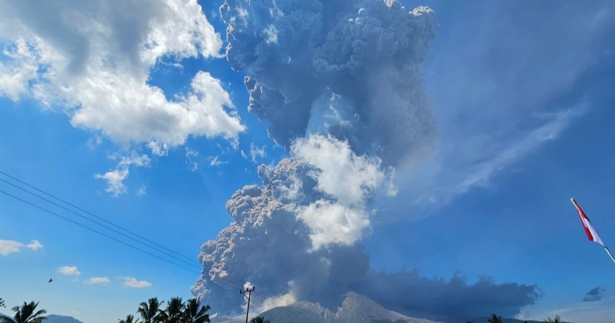 VIDEO Indonezijski vulkan izbacio pepeo 18 km u zrak, evakuirano preko 4000 ljudi