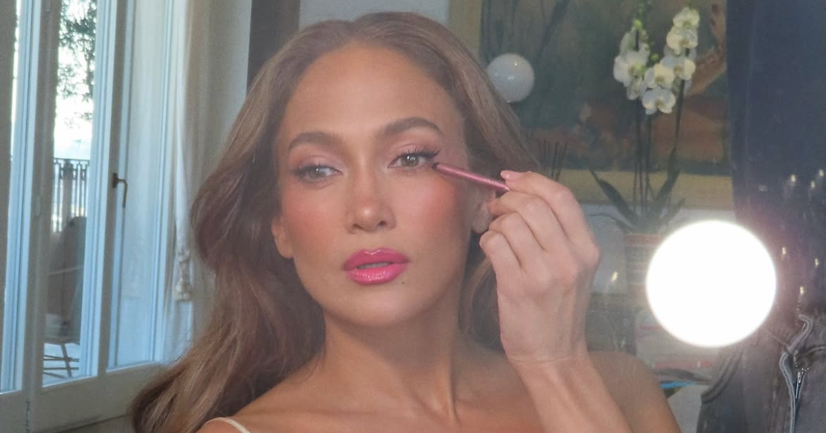 Jennifer Lopez pozirala u haljini nalik negližeu, grudnjak je preskočila