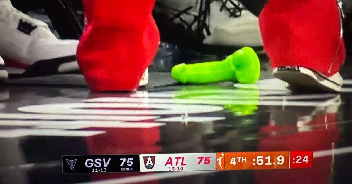 VIDEO Navijači prekinuli dvije utakmice ženske košarke bacanjem dilda u teren