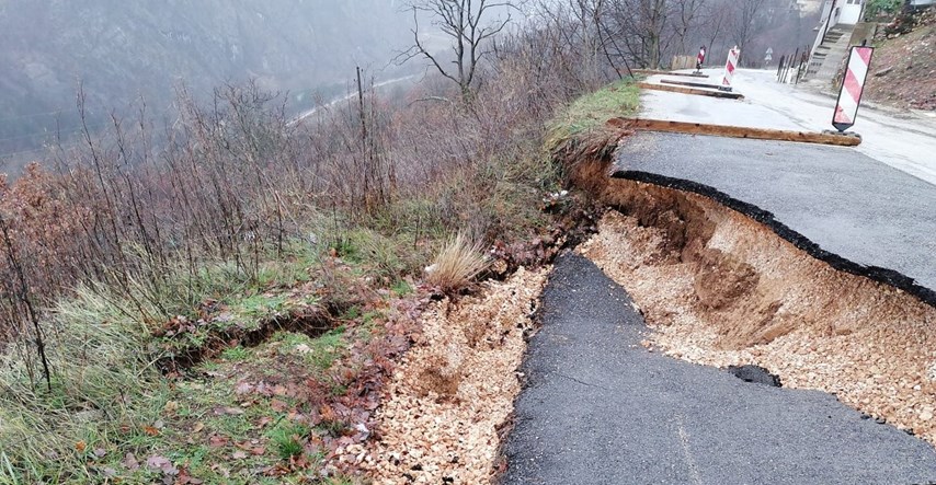 FOTO U Zagori se urušila cesta