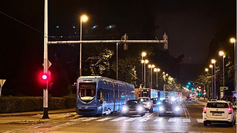 Kolaps tramvajskog prometa u Zagrebu. Još uvijek neki stoje ugašeni