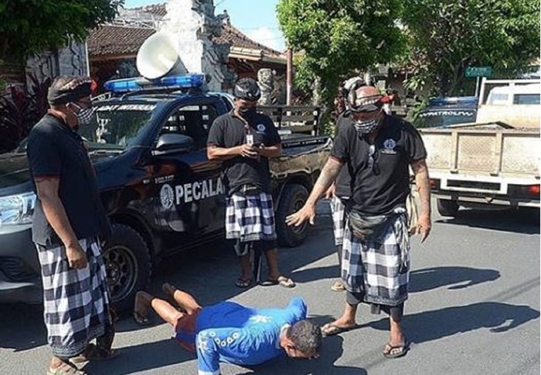Policija na Baliju na neviđen način kažnjava lokalce koji ne nose zaštitne maske