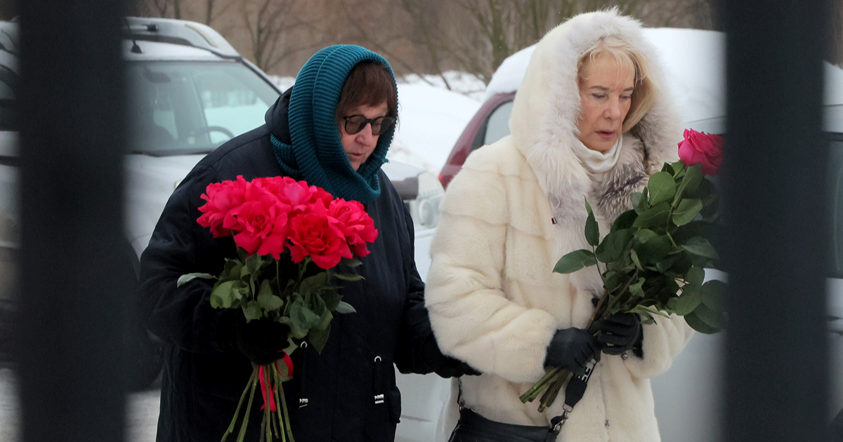 Majka Navalnog položila cvijeće na sinovljev grob: "On je ubijen"