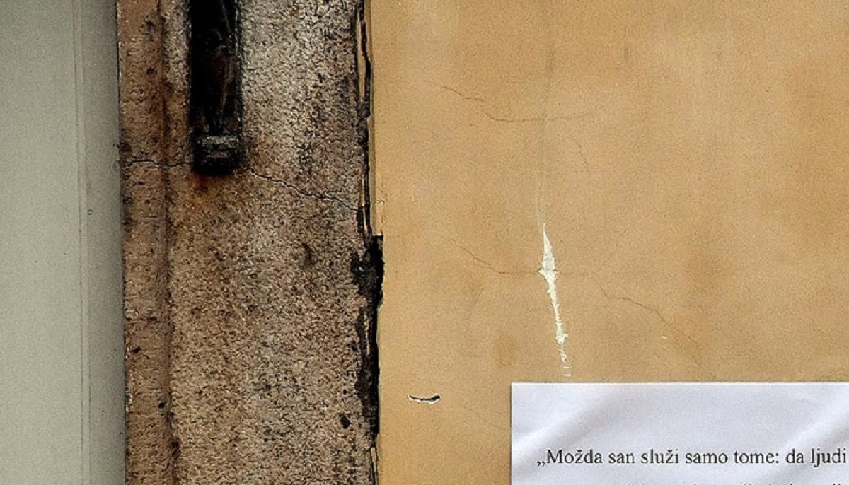 Na razrušenim petrinjskim fasadama osvanule brojne poruke, evo što piše na njima