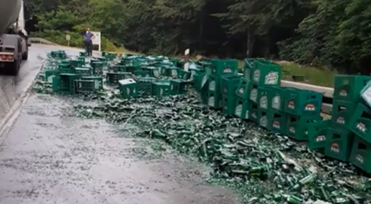 VIDEO U Slavoniji iz kamiona ispale stotine boca piva i završile na cesti
