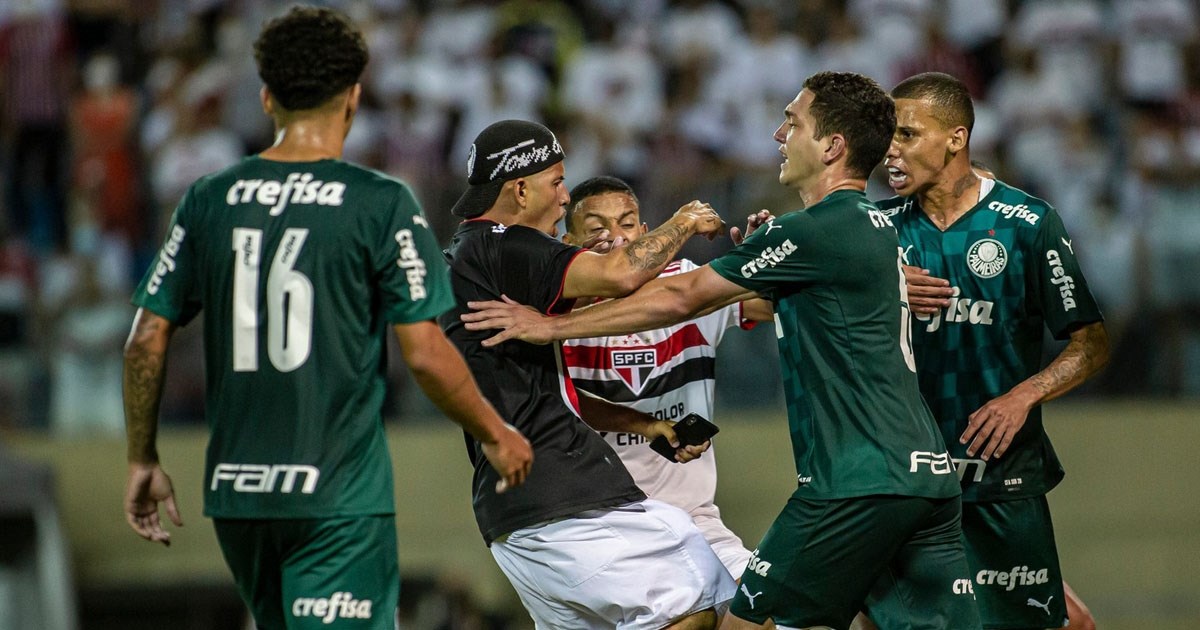 VIDEO Navijač s nožem upao na teren u Brazilu na U-20 utakmici. Klinac ga držao