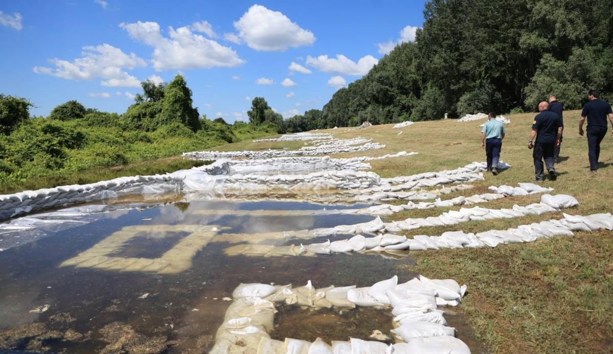 Sutra vrhunac vodnog vala u Osijeku, ograđena šetnica na Dravi