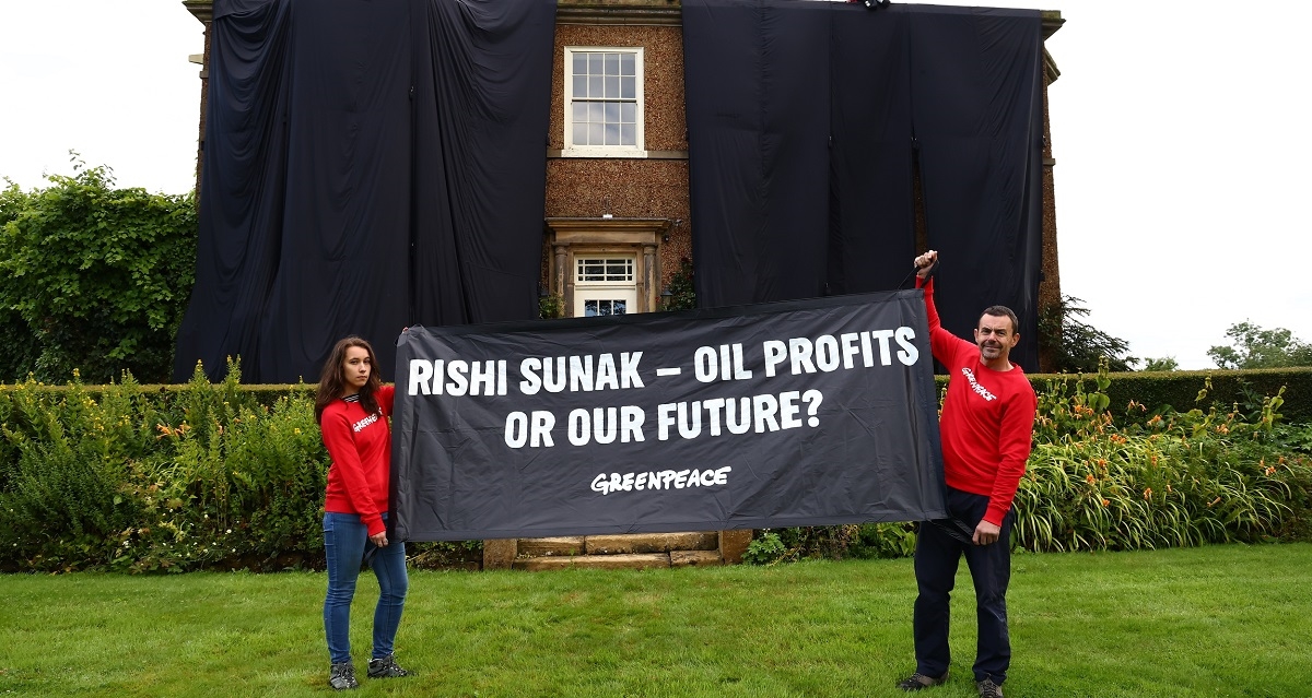 Britanski premijer otišao na godišnji, Greenpeace mu kuću prekrio crnom tkaninom
