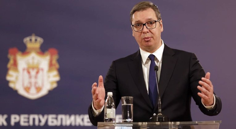 Vučić najavio da će umirovljenici od države dobiti vitamine C i D te cink