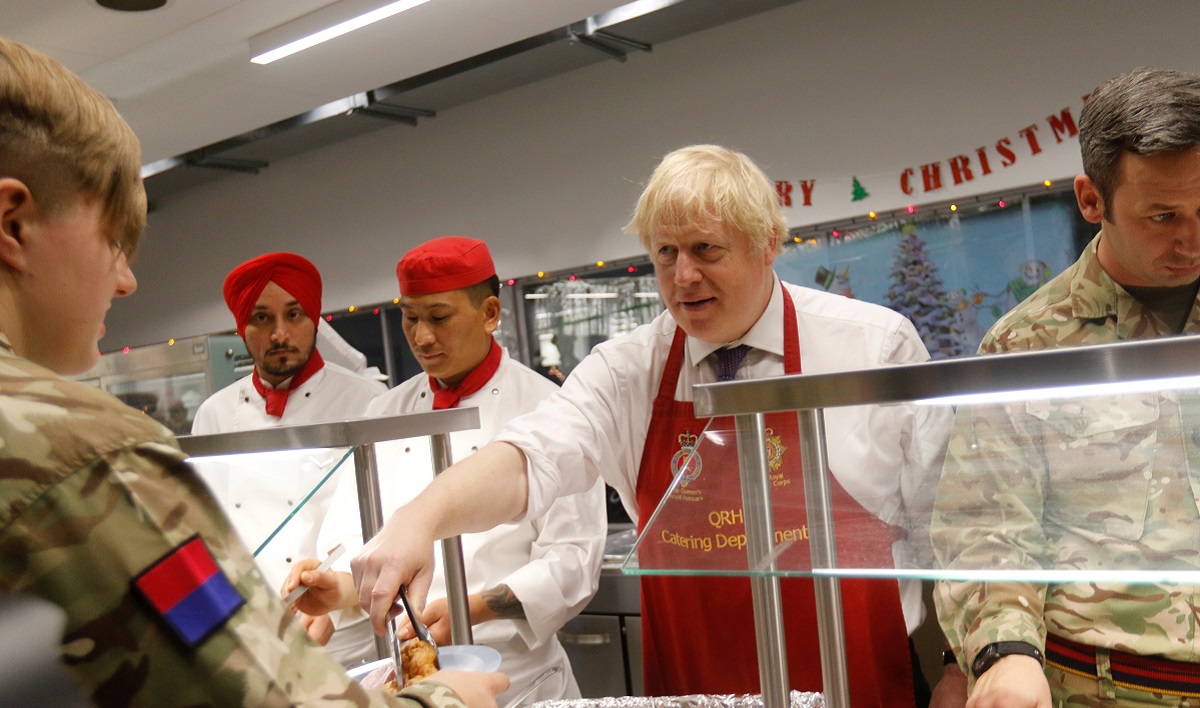Boris Johnson poslužio ručak britanskim vojnicima u Estoniji