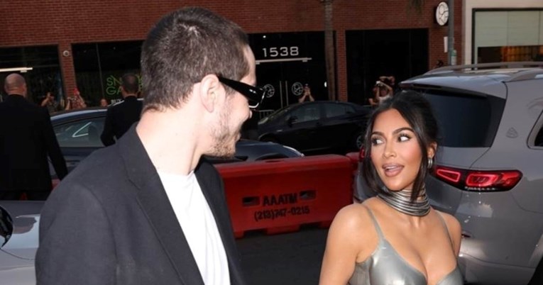 Kim Kardashian na premijeru novog showa stigla držeći se za ruke s Peteom