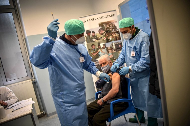 Italija ukinula kazne ljudima koji su se odbili cijepiti protiv covida-19