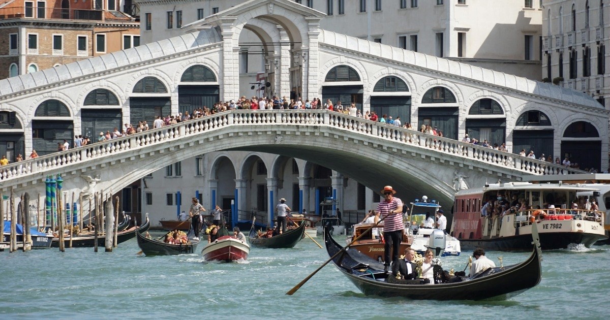 Češka turistkinja izbačena iz Venecije zbog poziranja u toplesu na ratnom spomeniku