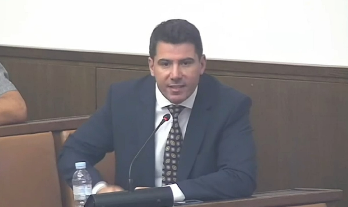 VIDEO Grmoja vikao, udarao rukom o stol, srušio bocu, digao se i otišao sa sastanka