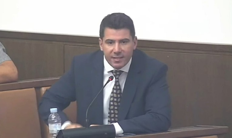 VIDEO Grmoja vikao, udarao rukom o stol, srušio bocu, digao se i otišao sa sastanka