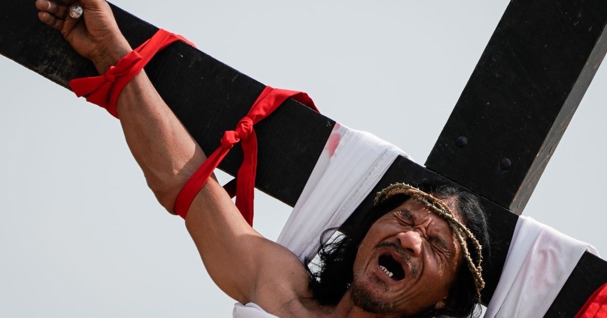 Djed 7 unučadi nosi križ težak 27 kg na procesiji na Filipinima, ljudi se bičuju...