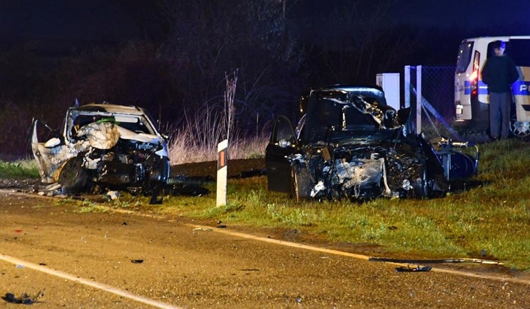 Dijete poginulo u nesreći u Slavonskom Brodu, majka se bori za život. Auti skršeni